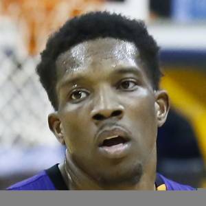 230320) -- CHENGDU, March 20, 2023 -- Eric Bledsoe (R) of Shanghai Sharks  goes for a